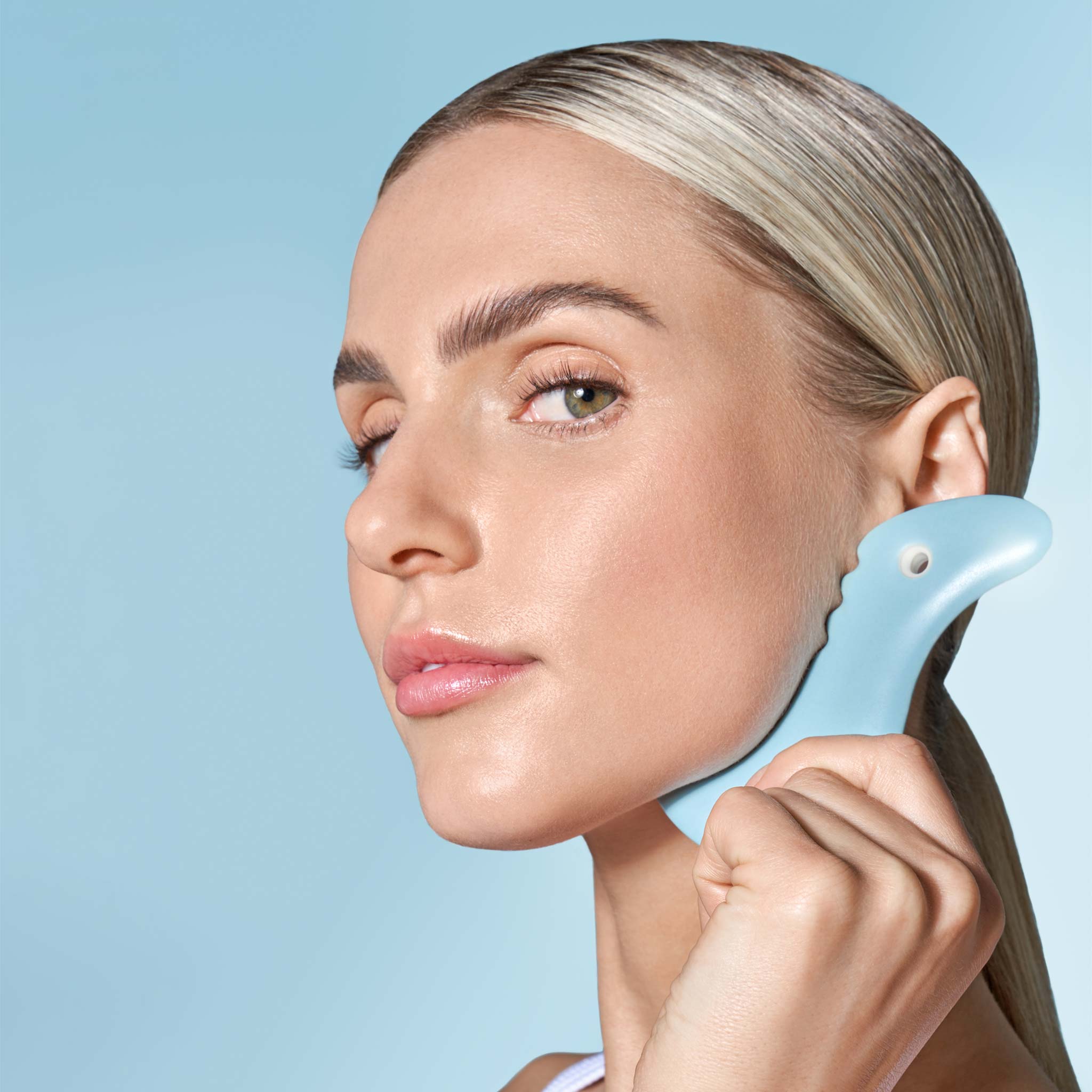 A fine porcelain, facial slimming Gua Sha specially designed by reflexologists to reach lymphatic drainage points under the chin to minimize bloating and sagging, naturally lifting and contouring the face especially around the jawline.